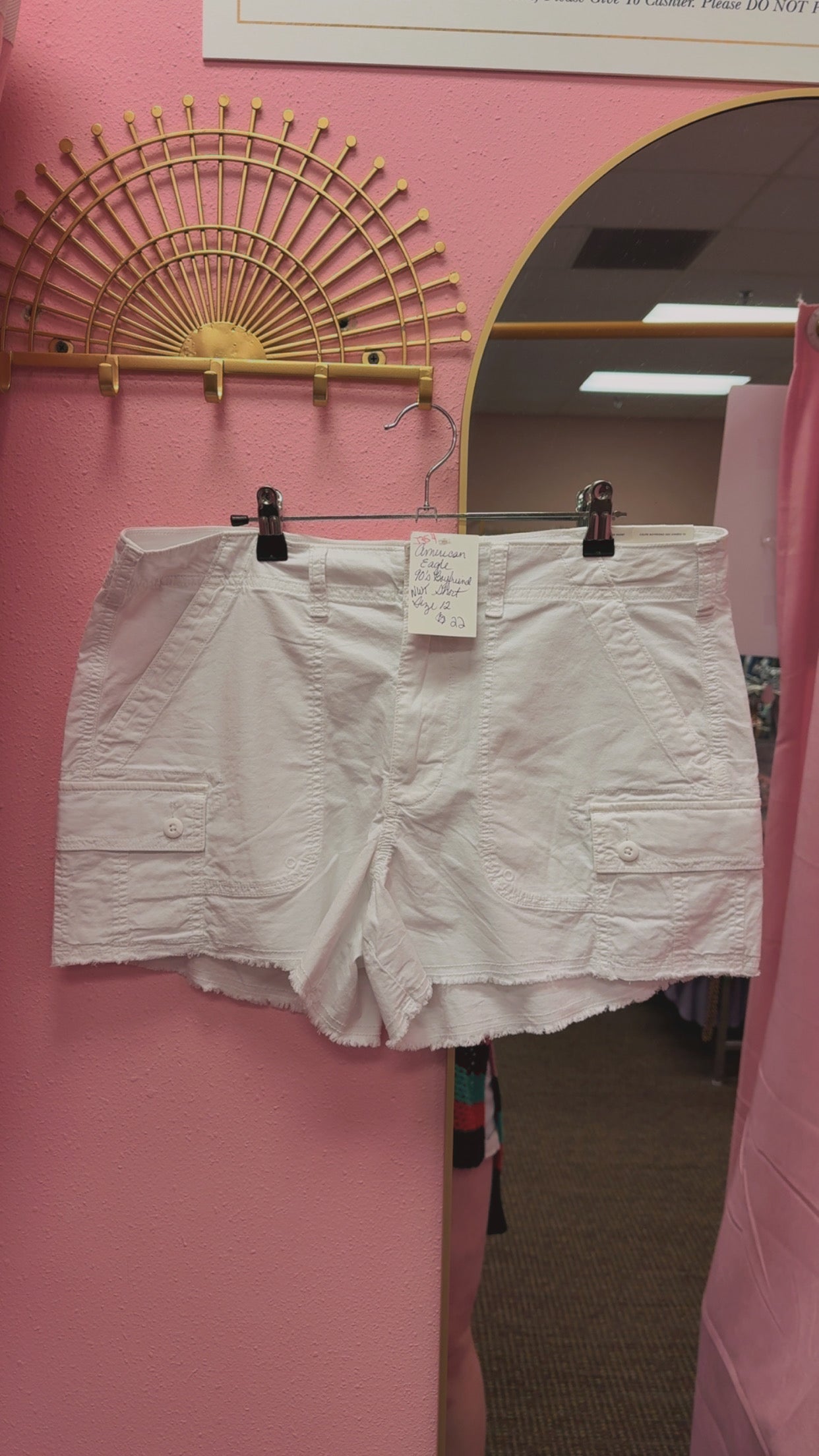 American Eagle NEW WITH TAGS 90’s Boyfriend Cargo Shorts Size 12
