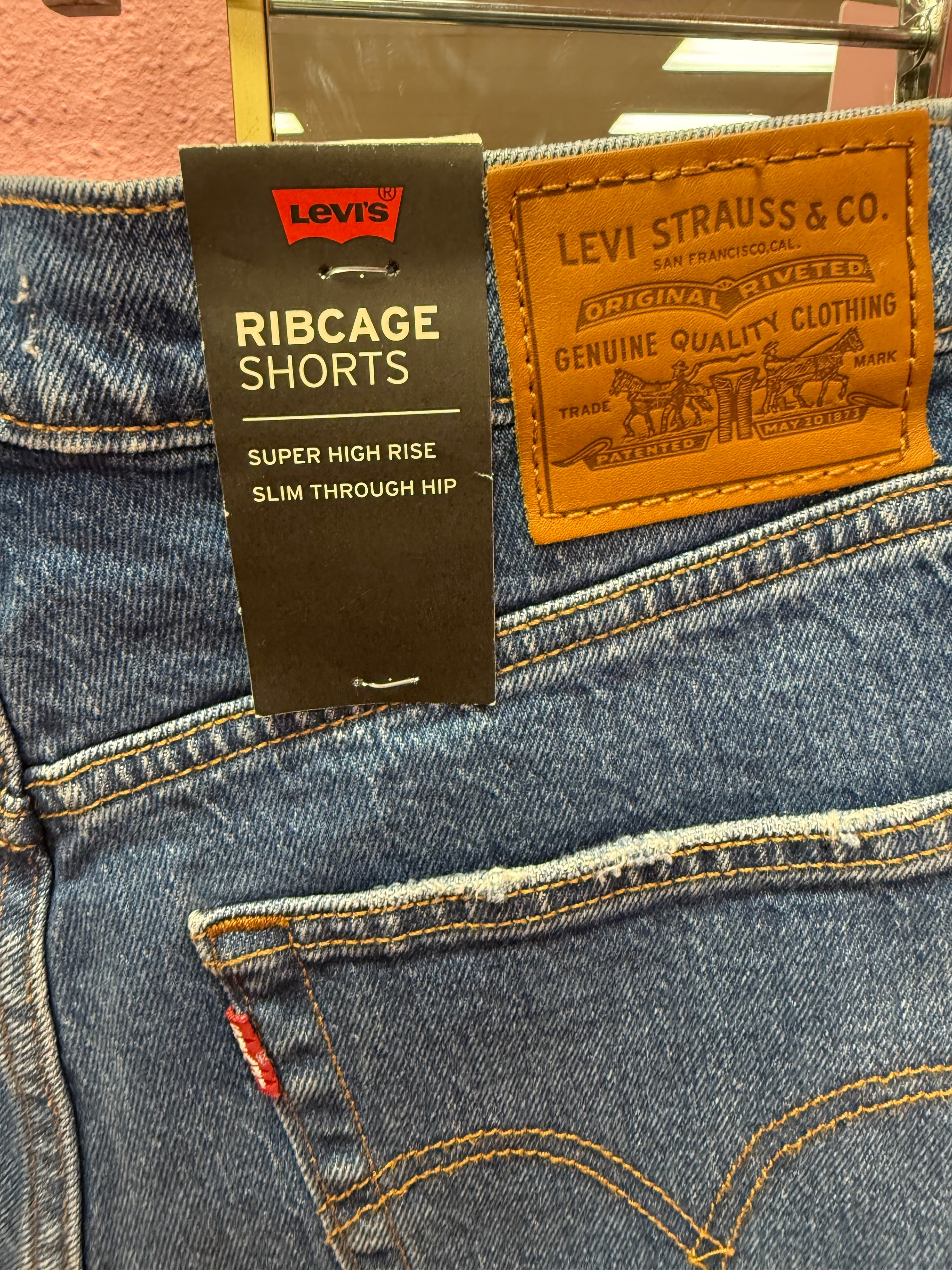 Levi’s Ribcage Shorts Size 30 NWT