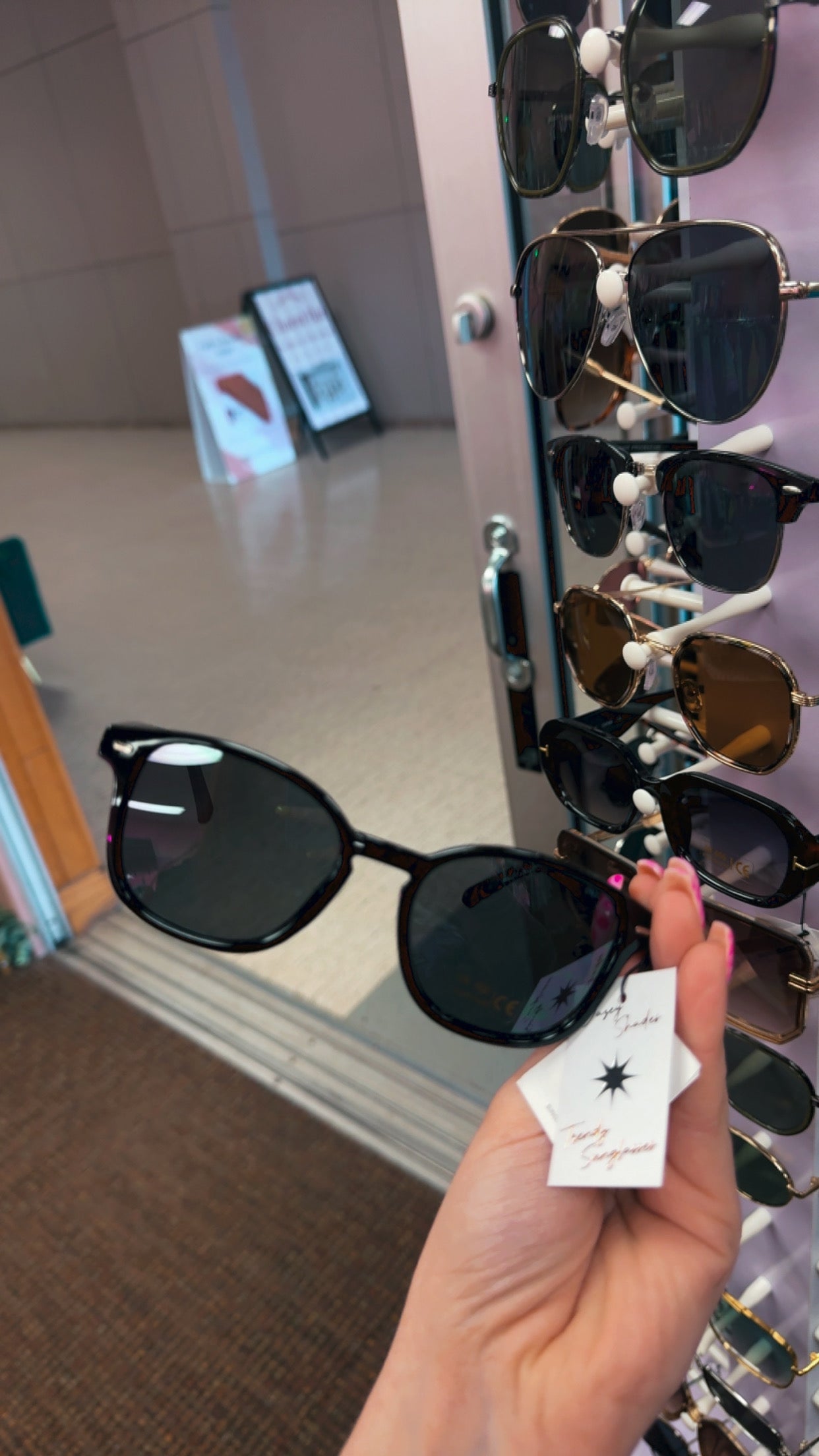$8 SUNNIES/ Black Dazy