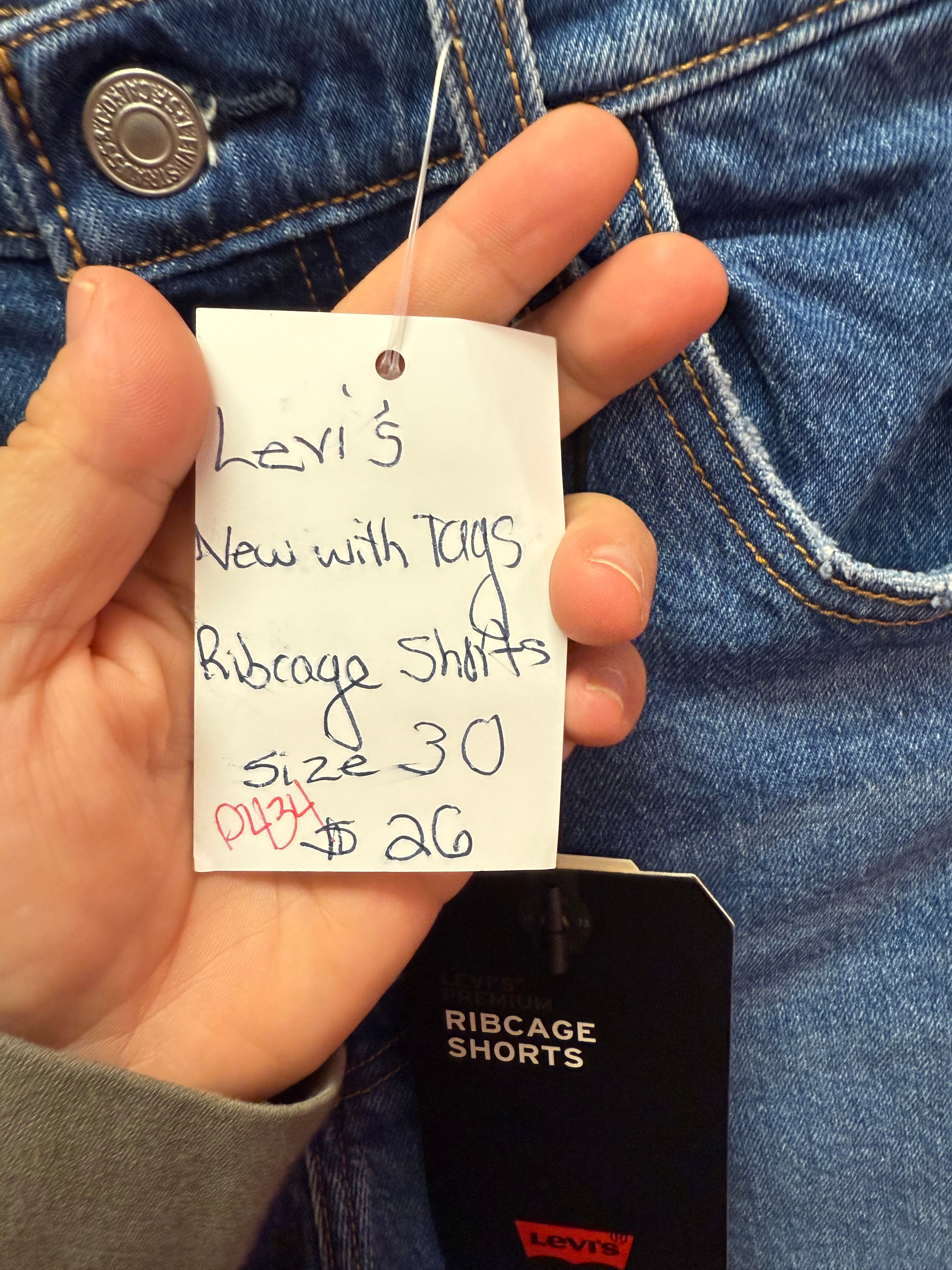 Levi’s Ribcage Shorts Size 30 NWT